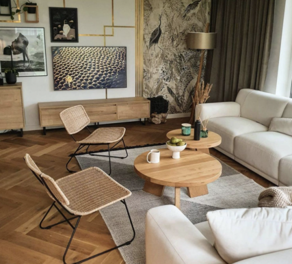 Desain ruang tengah dengan tampilan monokromatik untuk kesan modern